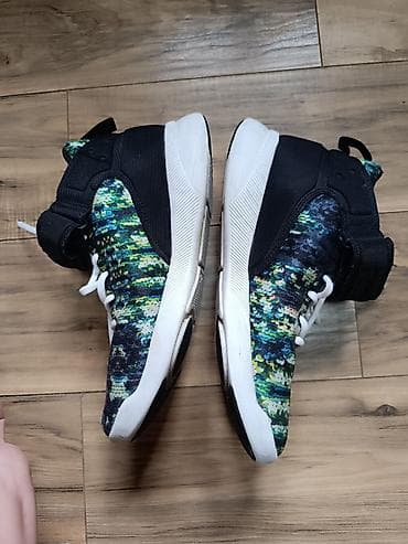 Reebok patike sa šarenim printom i kaišem na čičak - Model: visoke na lalafo.rs — 9 Reebok patike sa šarenim printom i kaišem na čičak - Model: visoke — 9