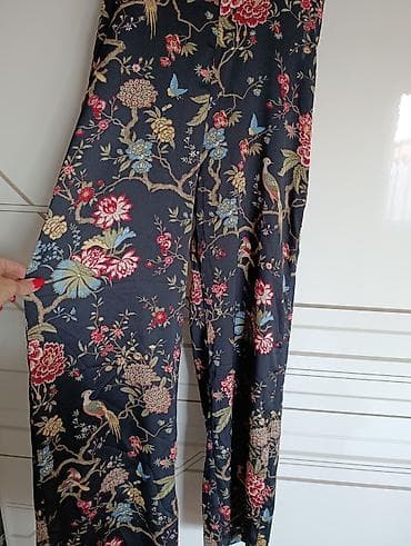 Elegantni kombinezon sa cvetnim dezenom, idealan za posebne prilike at lalafo.rs — 2 Elegantni kombinezon sa cvetnim dezenom, idealan za posebne prilike — 2