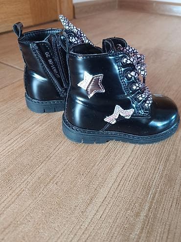 Dečje čizmice – lak crne boje sa detaljima zvezdica - Model na lalafo.rs — 1 Dečje čizmice – lak crne boje sa detaljima zvezdica - Model — 1