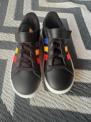 Nove patike, nisu nošene. Dečije adidas grand court patike u crnoj na lalafo.rs — 1 Nove patike, nisu nošene. Dečije adidas grand court patike u crnoj — 1