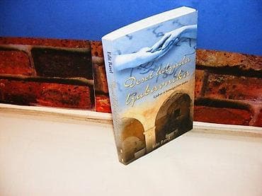 Deset hiljada ljubavnika edit ravel 2008 na predlistu ispisana posveta na lalafo.rs Deset hiljada ljubavnika edit ravel 2008 na predlistu ispisana posveta