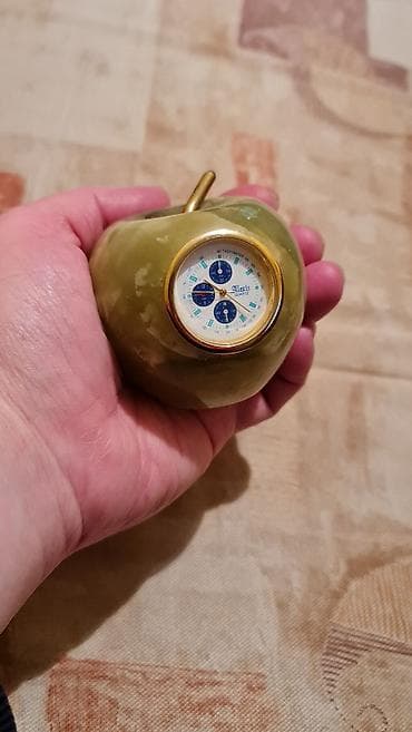 Dekorativni stoni sat u obliku jabuke od prirodnog oniksa - na lalafo.rs — 1 Dekorativni stoni sat u obliku jabuke od prirodnog oniksa - — 1