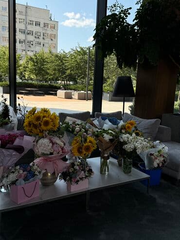 Flowers. Every day we offer fresh flowers na lalafo.rs Flowers. Every day we offer fresh flowers