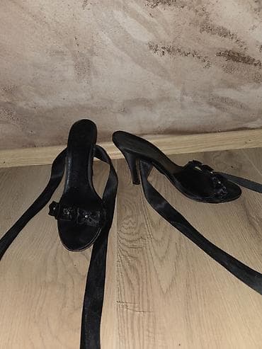 Crne elegantne sandale na štiklu sa satenskim trakama za vezivanje oko na lalafo.rs Crne elegantne sandale na štiklu sa satenskim trakama za vezivanje oko