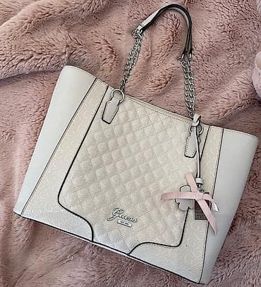 Guess torba original. Dobro ocuvana Ima tragove koriscena na jednoj na lalafo.rs — 7 Guess torba original. Dobro ocuvana Ima tragove koriscena na jednoj — 7