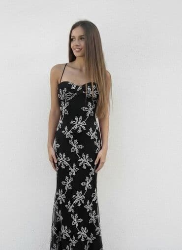 Duga večernja haljina. Uska silueta prati liniju tela i na lalafo.rs Duga večernja haljina. Uska silueta prati liniju tela i