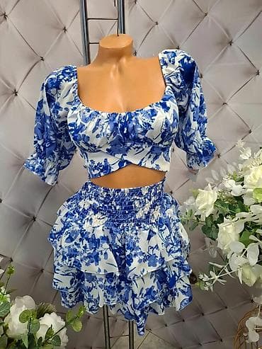 Dvodelni ženski set – bluza i suknja u beloj osnovi sa plavim na lalafo.rs Dvodelni ženski set – bluza i suknja u beloj osnovi sa plavim