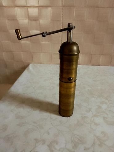 Ručni mlin za kafu od mesinga - Klasičan cilindrični dizajn sa dugom na lalafo.rs Ručni mlin za kafu od mesinga - Klasičan cilindrični dizajn sa dugom