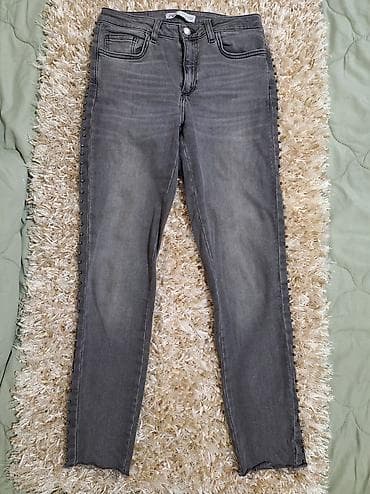 Sive skinny farmerke sa nitnama duž spoljne strane nogavica. Blago na lalafo.rs — 1 Sive skinny farmerke sa nitnama duž spoljne strane nogavica. Blago — 1