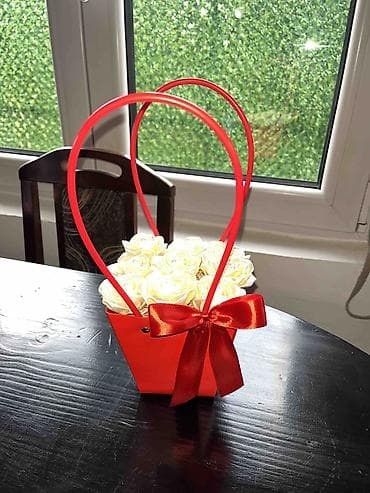 - Elegantna crvena korpica sa dve lučne drške u obliku srca - na lalafo.rs - Elegantna crvena korpica sa dve lučne drške u obliku srca -