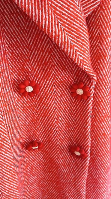 Ženski kaput Savida – upečatljiv crveno‑beli dezen „riblja kost”. - na lalafo.rs — 2 Ženski kaput Savida – upečatljiv crveno‑beli dezen „riblja kost”. - — 2