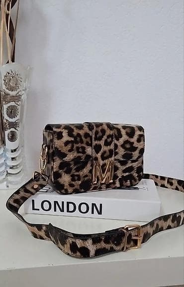 Ženska crossbody torba sa slovom „M” - Model: kompaktna torbica sa at lalafo.rs — 3 Ženska crossbody torba sa slovom „M” - Model: kompaktna torbica sa — 3