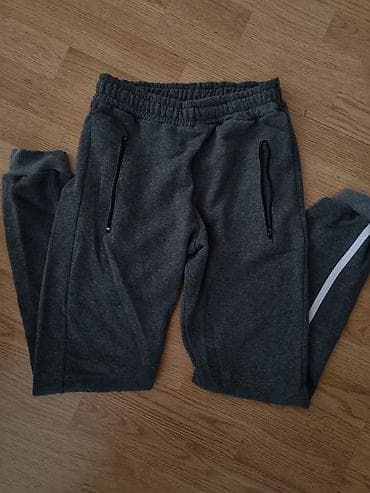 Muške trenerke u tamno sivoj boji, idealne za svakodnevno nošenje ili at lalafo.rs Muške trenerke u tamno sivoj boji, idealne za svakodnevno nošenje ili