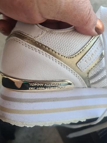 Patike Tommy Hilfiger u beloj boji sa zlatnim detaljima, dizajnirane na lalafo.rs — 2 Patike Tommy Hilfiger u beloj boji sa zlatnim detaljima, dizajnirane — 2