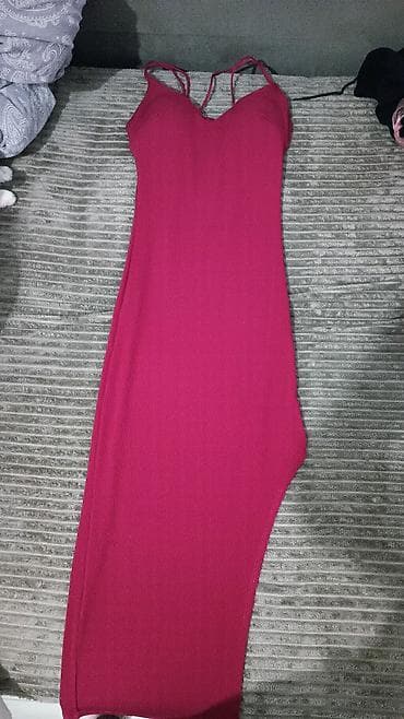 Elegantna duga haljina - Kroj: uska silueta koja prati liniju tela na lalafo.rs Elegantna duga haljina - Kroj: uska silueta koja prati liniju tela