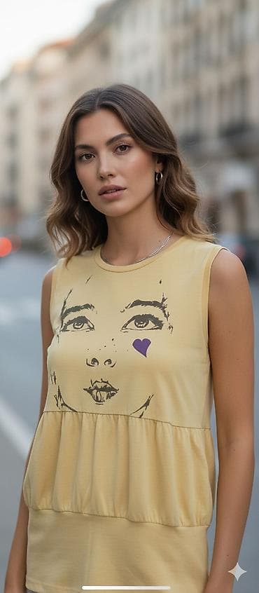 Ženska bezrukavna majica/top u svetložutoj boji. Prednji deo krasi na lalafo.rs Ženska bezrukavna majica/top u svetložutoj boji. Prednji deo krasi