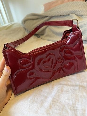 Lakovana bordo torbica preko ramena (baguette stil) - Materijal na lalafo.rs — 3 Lakovana bordo torbica preko ramena (baguette stil) - Materijal — 3