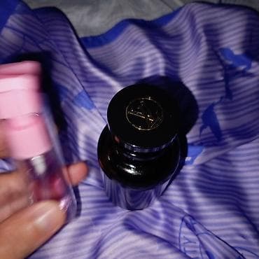 Elegantna bočica parfema Louis Vuitton u tamnoj boji, sa na lalafo.rs Elegantna bočica parfema Louis Vuitton u tamnoj boji, sa