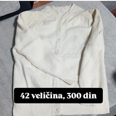 Beli ženski kardigan na kopčanje, dugi rukavi. Klasičan kroj sa na lalafo.rs Beli ženski kardigan na kopčanje, dugi rukavi. Klasičan kroj sa