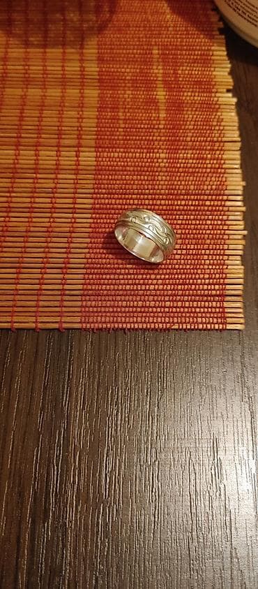 Srebrni prsten – masivniji model sa reljefnim ukrasnim bordurama - na lalafo.rs — 2 Srebrni prsten – masivniji model sa reljefnim ukrasnim bordurama - — 2