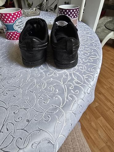 Dečije patike Nike, crne boje - Model: niske patike sa čičak trakom na lalafo.rs Dečije patike Nike, crne boje - Model: niske patike sa čičak trakom