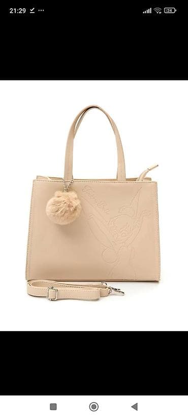 Ova uniseks torba bež boje odlikuje se diskretnim utisnutim likom na lalafo.rs — 3 Ova uniseks torba bež boje odlikuje se diskretnim utisnutim likom — 3