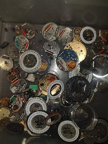 Lot satnih mehanizama i delova za časovničare - Velika kutija sa na lalafo.rs — 7 Lot satnih mehanizama i delova za časovničare - Velika kutija sa — 7