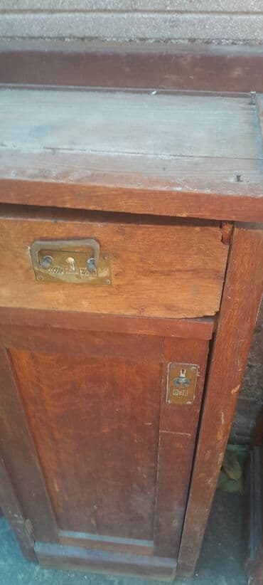 Antique Dressers: Drvene noćne ormariće – starinski model - Materijal: puno drvo (hrast at lalafo.rs — 1 Antique Dressers: Drvene noćne ormariće – starinski model - Materijal: puno drvo (hrast — 1