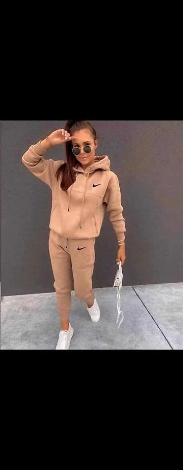 pantalone butiku ali: Dvoslojni ženski trenerka-komplet (duks + donji deo) sa kapuljačom i na lalafo.rs — 1 pantalone butiku ali: Dvoslojni ženski trenerka-komplet (duks + donji deo) sa kapuljačom i — 1