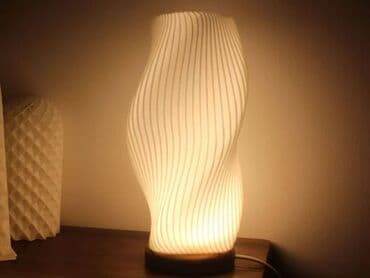 Stilske lampe: Dekorativne stojeće lampe sa modernim, spiralnim dizajnom senila. - na lalafo.rs Stilske lampe: Dekorativne stojeće lampe sa modernim, spiralnim dizajnom senila. -