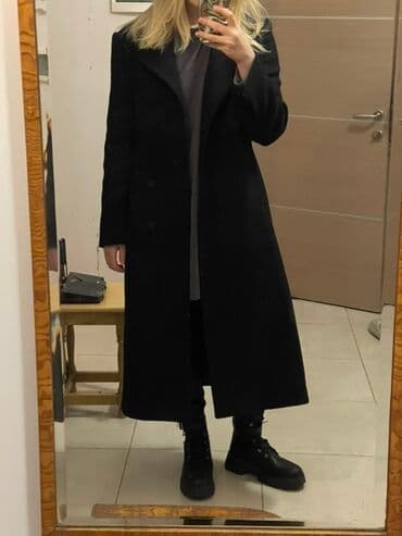 Dugi crni kaput klasičnog kroja - Dužina: ispod kolena - Zatvaranje na lalafo.rs Dugi crni kaput klasičnog kroja - Dužina: ispod kolena - Zatvaranje