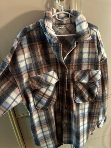 Jaknica u L velicini, kupljena u Pepcu. Moze da se nosi i kao S i M na lalafo.rs Jaknica u L velicini, kupljena u Pepcu. Moze da se nosi i kao S i M