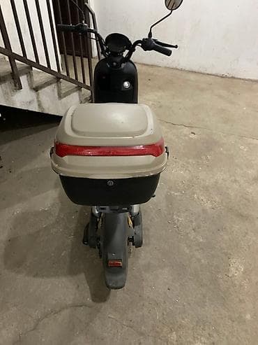 Električni skuter – sivo/bež boja, sa koferom pozadi i dvosed na lalafo.rs — 5 Električni skuter – sivo/bež boja, sa koferom pozadi i dvosed — 5