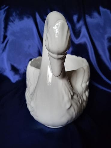 Vases and pots: Labud saksija Max Mayer iz 70ih. Saksija labud velika at lalafo.rs — 2 Vases and pots: Labud saksija Max Mayer iz 70ih. Saksija labud velika — 2