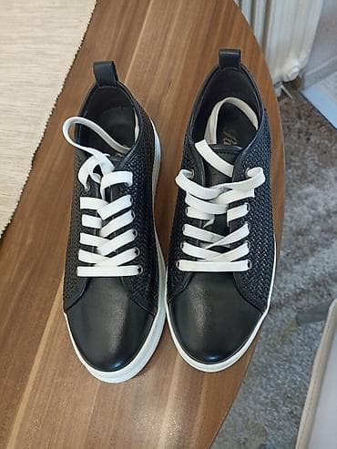 Crne casual patike sa belim pertlama i debelim belim đonom. Gornjište na lalafo.rs — 3 Crne casual patike sa belim pertlama i debelim belim đonom. Gornjište — 3