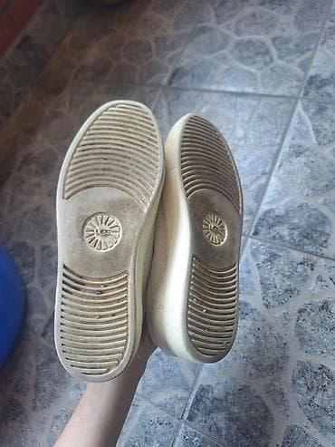 Ugg original kozne patike, naznacena velicina 38, vise odgovaraju za at lalafo.rs — 9 Ugg original kozne patike, naznacena velicina 38, vise odgovaraju za — 9