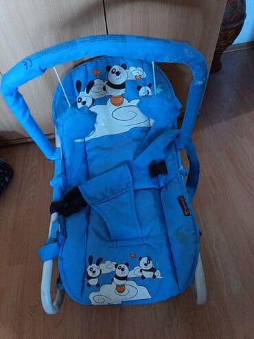 Bebi ležaljka/ljuljaška – plava, sa motivima pandi - Mekano na lalafo.rs Bebi ležaljka/ljuljaška – plava, sa motivima pandi - Mekano