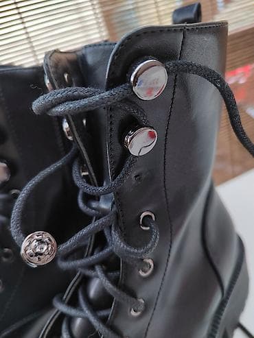 RASPRODAJAA Čizme martinke, br. 39 (24.5). Nove, samo jedna nitna na lalafo.rs — 2 RASPRODAJAA Čizme martinke, br. 39 (24.5). Nove, samo jedna nitna — 2