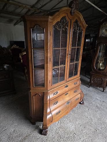 Stilske vitrine: Vitrina/komoda od punog drveta sa vitraž staklom i bogatim na lalafo.rs — 10 Stilske vitrine: Vitrina/komoda od punog drveta sa vitraž staklom i bogatim — 10