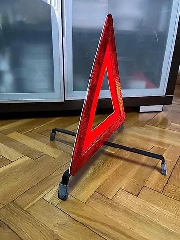 Reflektujući sigurnosni trougao za vozilo - Standardni sigurnosni na lalafo.rs Reflektujući sigurnosni trougao za vozilo - Standardni sigurnosni