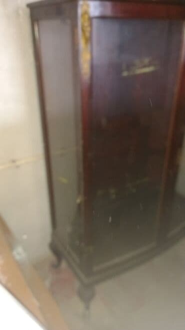 Staklena vitrina od punog drveta sa bogatim mesinganim aplikacijama at lalafo.rs — 2 Staklena vitrina od punog drveta sa bogatim mesinganim aplikacijama — 2