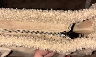 dve suknje po: Bež ženska torba sa ručkama i kaišem za rame. - Materijal: pliš. - at lalafo.rs — 3 dve suknje po: Bež ženska torba sa ručkama i kaišem za rame. - Materijal: pliš. - — 3