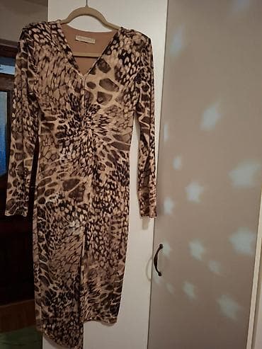 Haljina sa animal printom, midi dužine, dugih rukava. V-izrez napred na lalafo.rs Haljina sa animal printom, midi dužine, dugih rukava. V-izrez napred