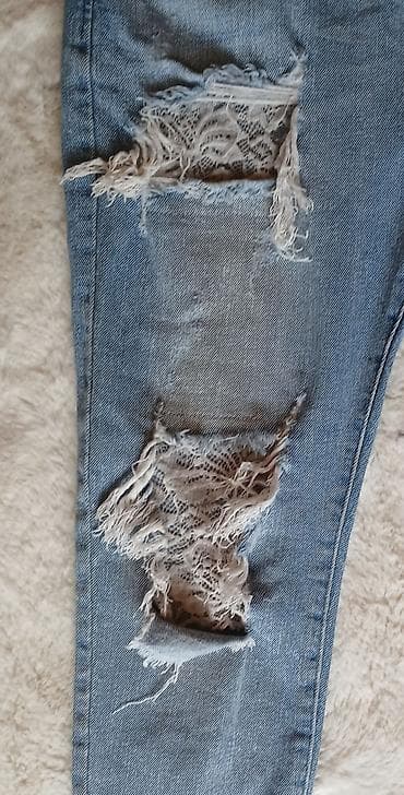 pantalone butiku ali: Svetloplave farmerke marke Ghiaccio & Limone sa ukrasnim rupama i na lalafo.rs — 2 pantalone butiku ali: Svetloplave farmerke marke Ghiaccio & Limone sa ukrasnim rupama i — 2