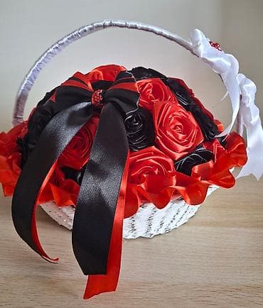 Dekorativna korpa sa ružama od satena - Ručno aranžirana bela pletena na lalafo.rs — 3 Dekorativna korpa sa ružama od satena - Ručno aranžirana bela pletena — 3