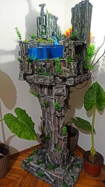 Dekorativna fontana–akvarijum na postolju, unikatni ručni rad u stilu na lalafo.rs Dekorativna fontana–akvarijum na postolju, unikatni ručni rad u stilu