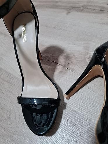 Sandale, vel.37. Jednom obuvene.
poklon uz kupovinu ovih sandala na lalafo.rs — 2 Sandale, vel.37. Jednom obuvene.
poklon uz kupovinu ovih sandala — 2