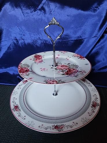 Nov porcelanski vintaz,etazer. Porcelanski etazer,sve na njemu odsjaj na lalafo.rs Nov porcelanski vintaz,etazer. Porcelanski etazer,sve na njemu odsjaj