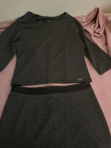 Dvodijelni ženski komplet – bluza i suknja u istom dezeniranom pletu na lalafo.rs Dvodijelni ženski komplet – bluza i suknja u istom dezeniranom pletu