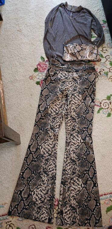 Komplet โ pantalone, bluza i taลกna sa printom zmijske koลพe - na lalafo.rs Komplet โ pantalone, bluza i taลกna sa printom zmijske koลพe -